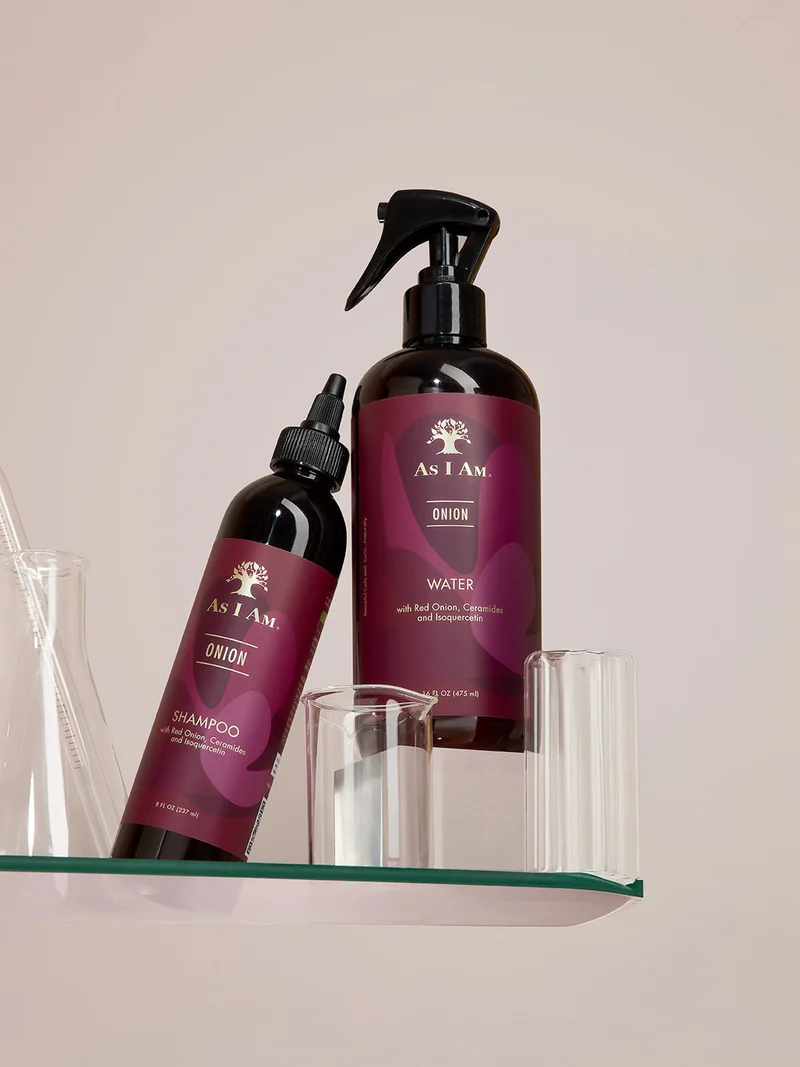 Zwiebel-Shampoo und Wasser